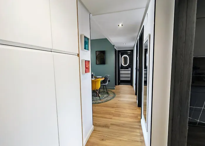 Apartment Skyline 16 *